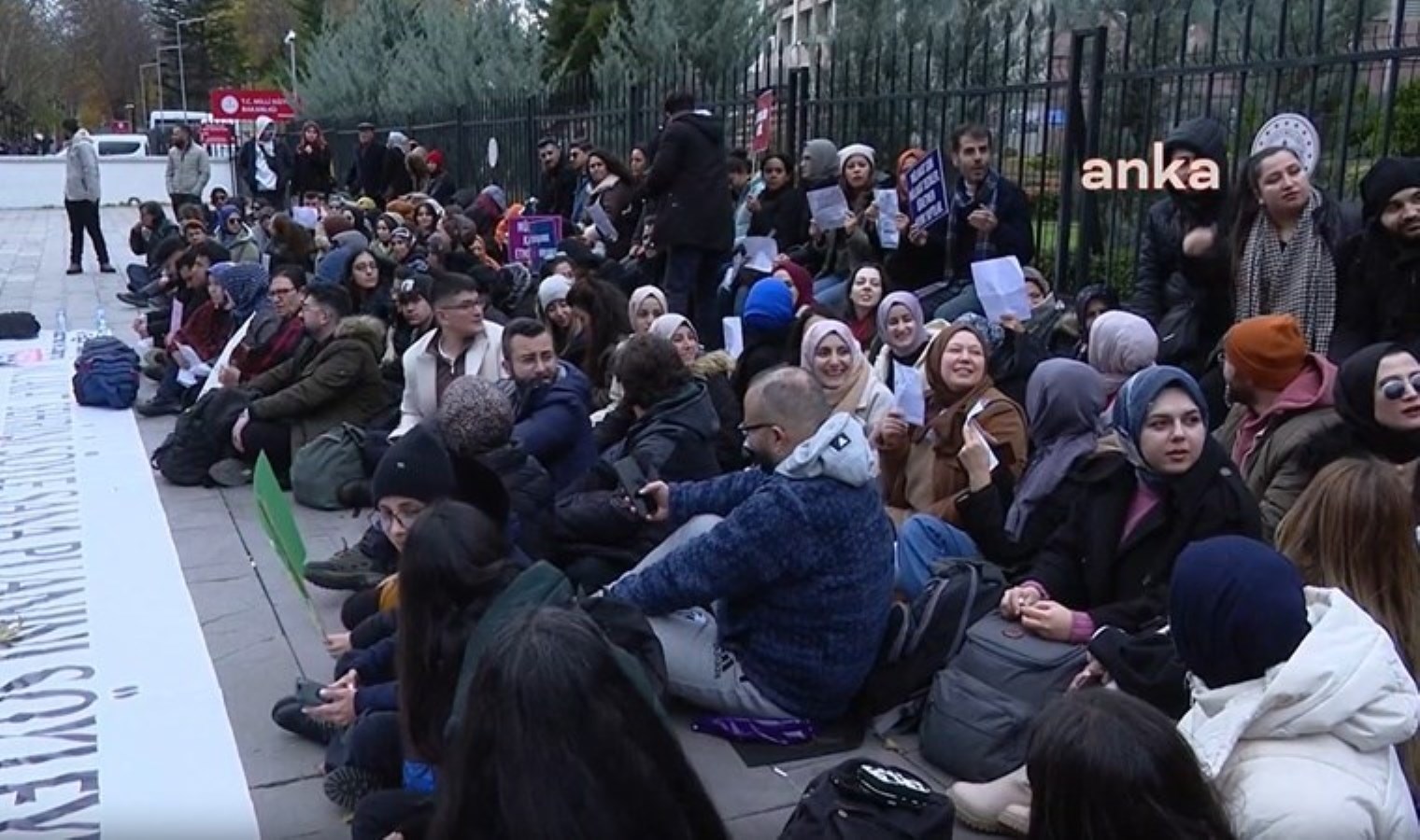 Ataması yapılmayan öğretmenler MEB önünde: ‘Biz bunu hak etmedik’